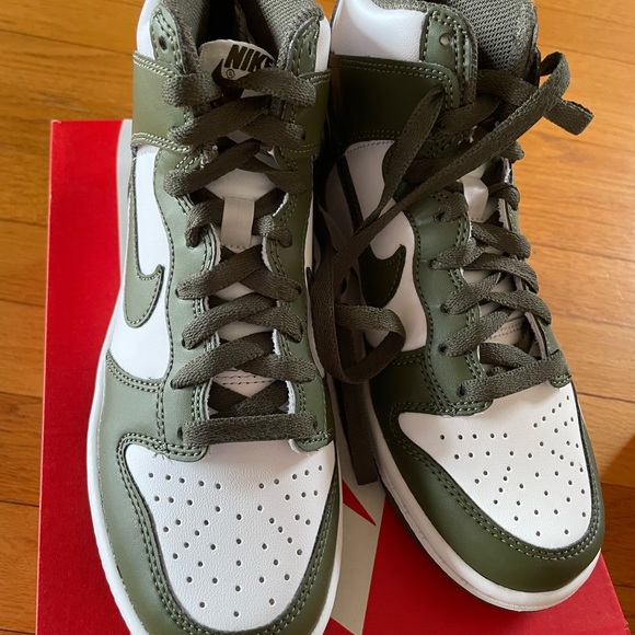 Nib 4.5Y/6W nike dunk olive green cargo white. Never worn - Picture 6 of 8